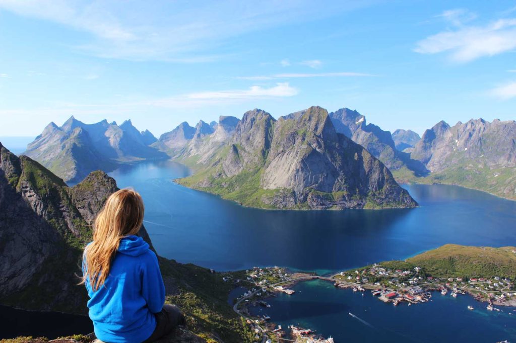 MyPostcard, die Urlaubs-App: Mädchen vor traumhafter Kulisse mit See und Bergen