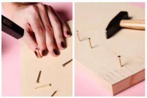 Nägel einschlagen für einen DIY Kalender