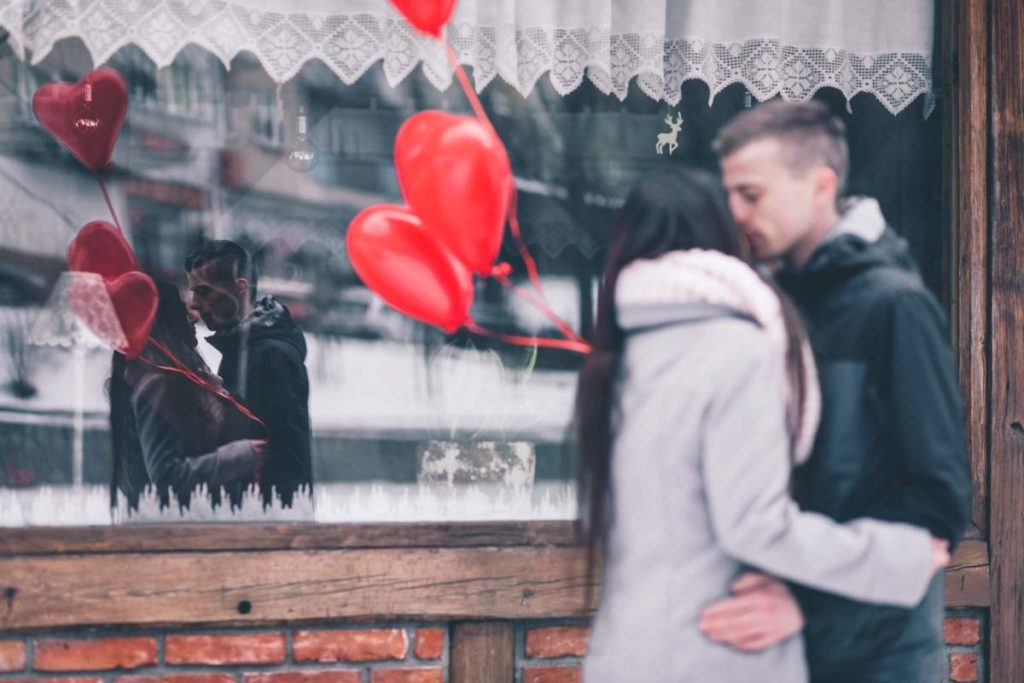 Pärchen an Valentinstag mit Herz-Luftballons