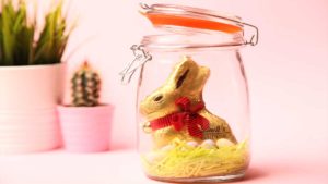 Bunny in a glass as Easter DIY