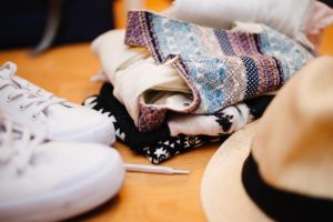 Platzsparende Packtechnik für deine Reise Packliste