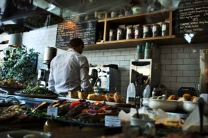 Selbst kochen anstatt nur auswärts essen während der Europa Rundreise