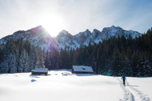In diversen romantischen Almhütten den Skiurlaub im Schnee genießen
