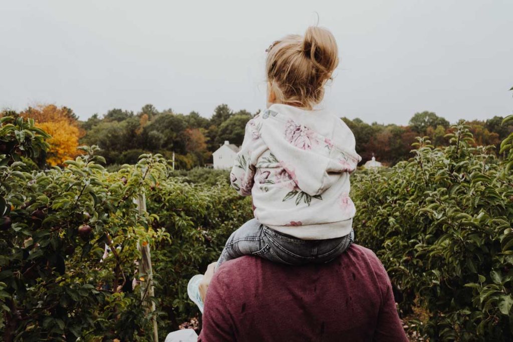 Dad and daughter discover the nature - the best dad blogs worldwide