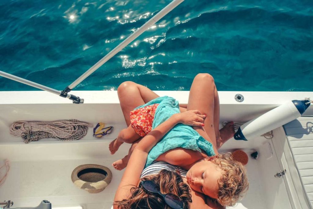 Mutter-Kind-Moment auf Familienreise auf Boot