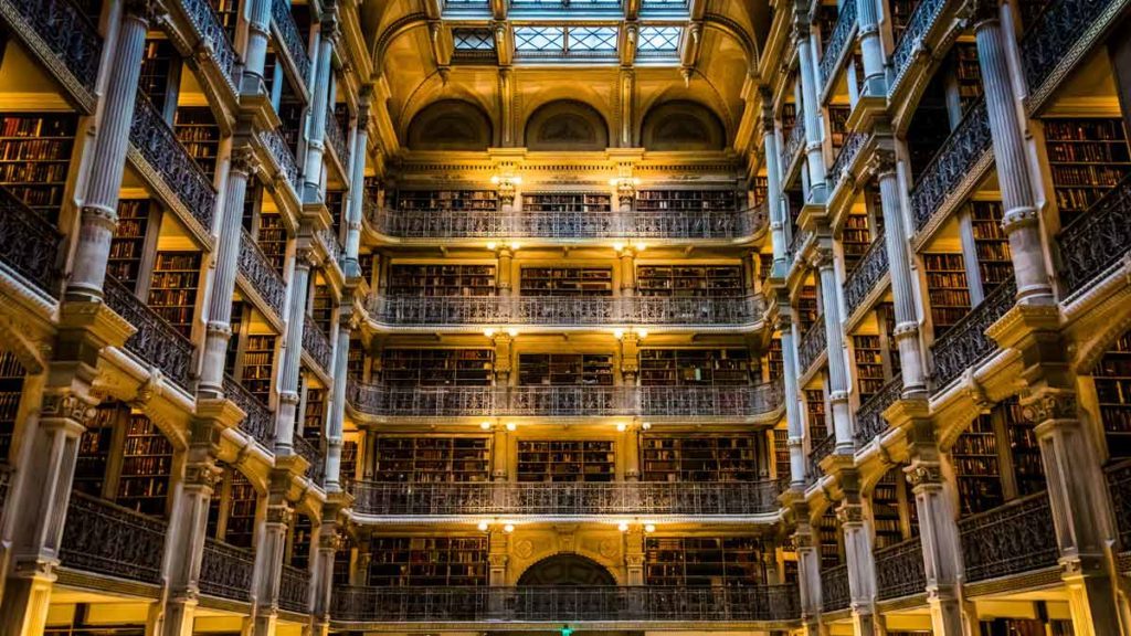 Elegante, mehrstöckige Halle der George Peabody Library