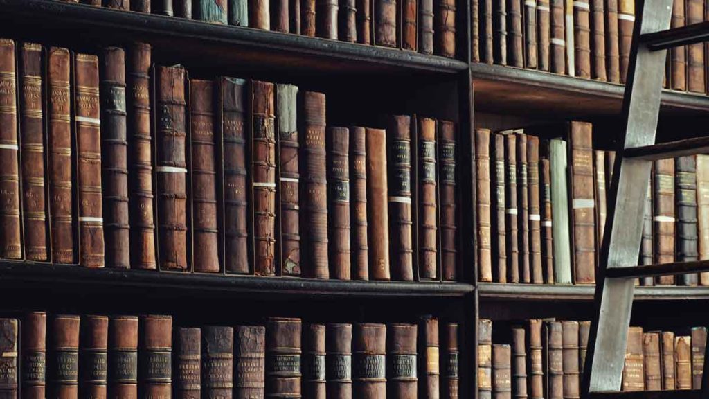Bücherregal gefüllt mit antiken Werken