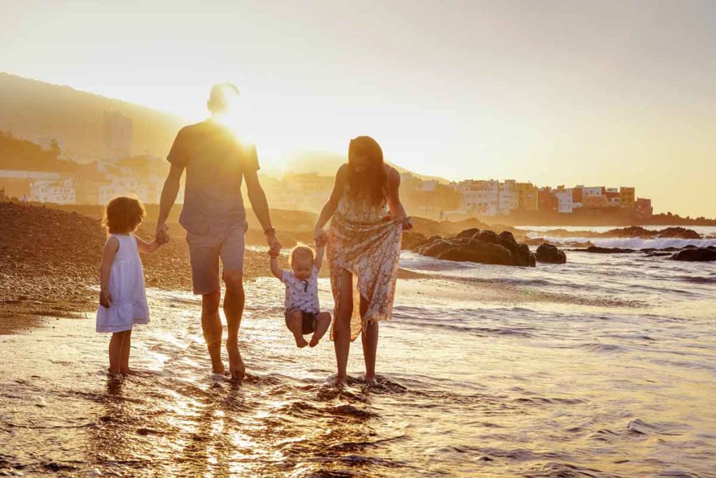 Perfekte Familienfotos Motiv: Familie spazierend am Strand