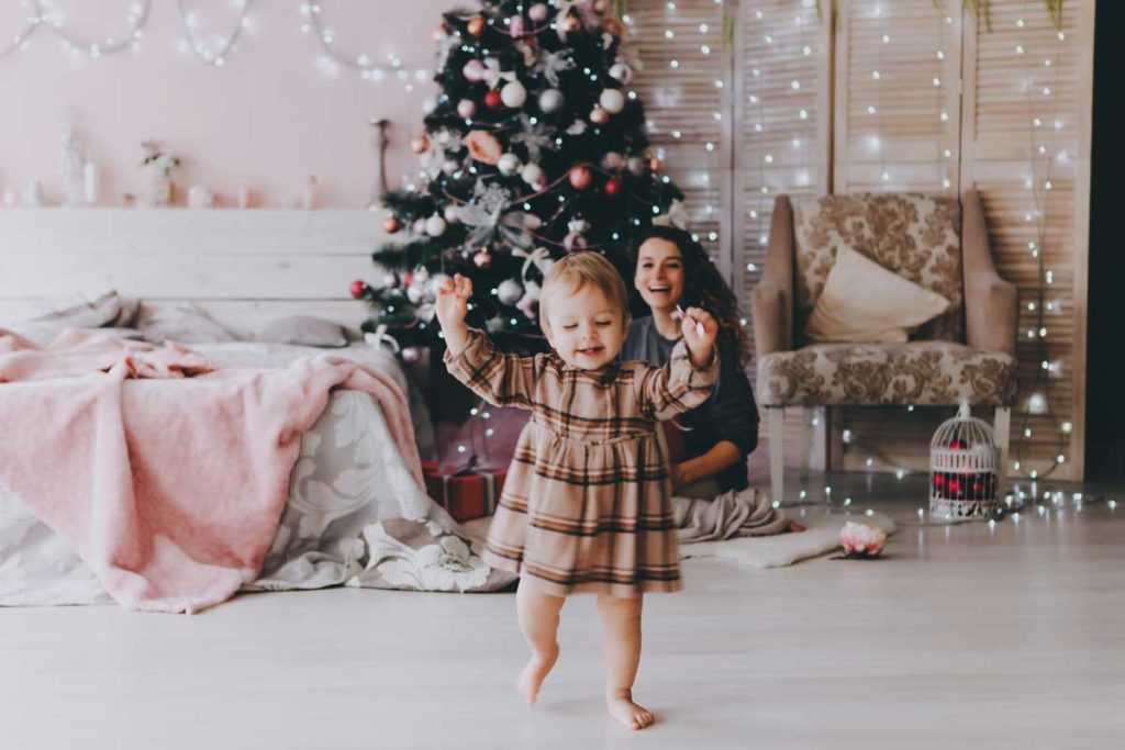 Mutter und Kind in weihnachtlichem Ambiente für perfektes Familienfoto