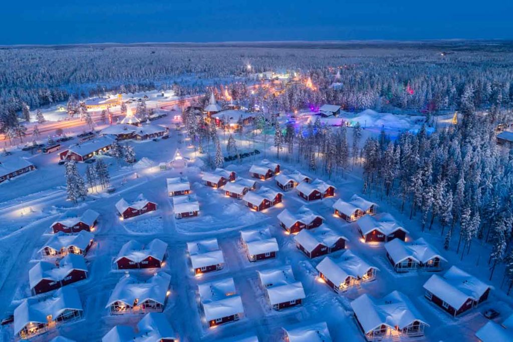 Blick über Rovaniemi, Finnland während der blauen Stunde