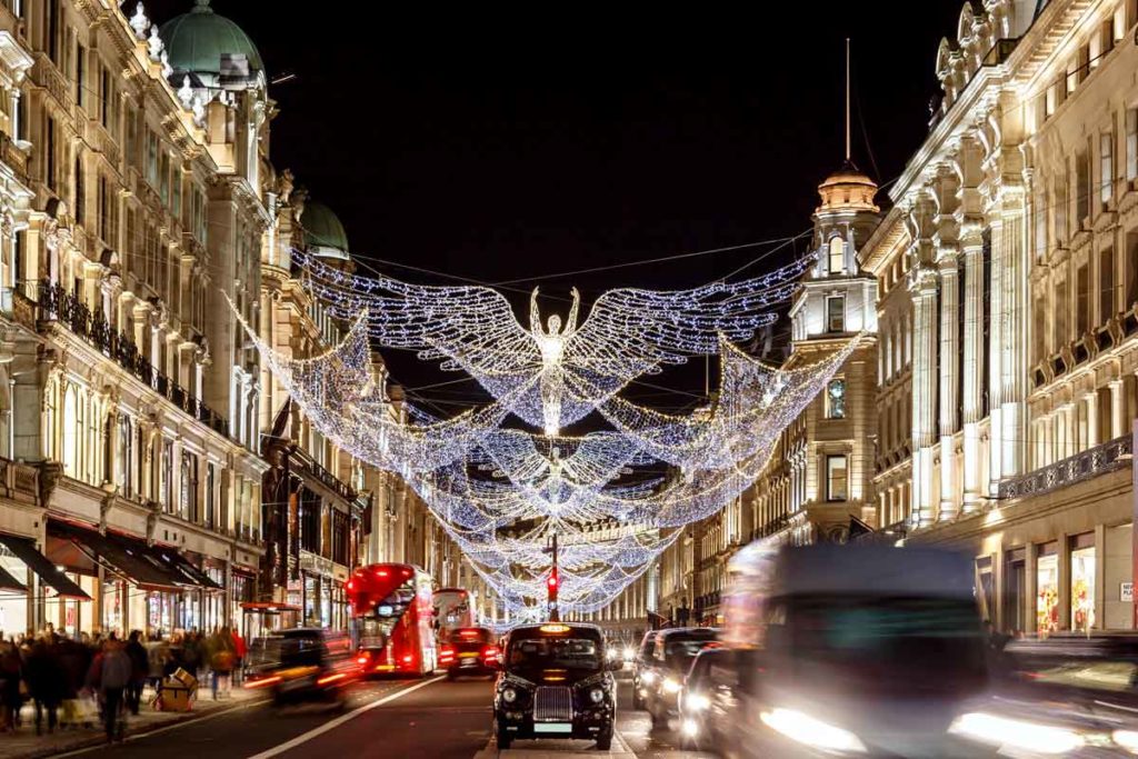 Weihnachtlich geschmückte Einkaufsstrasse in London mit Straßenverkehr
