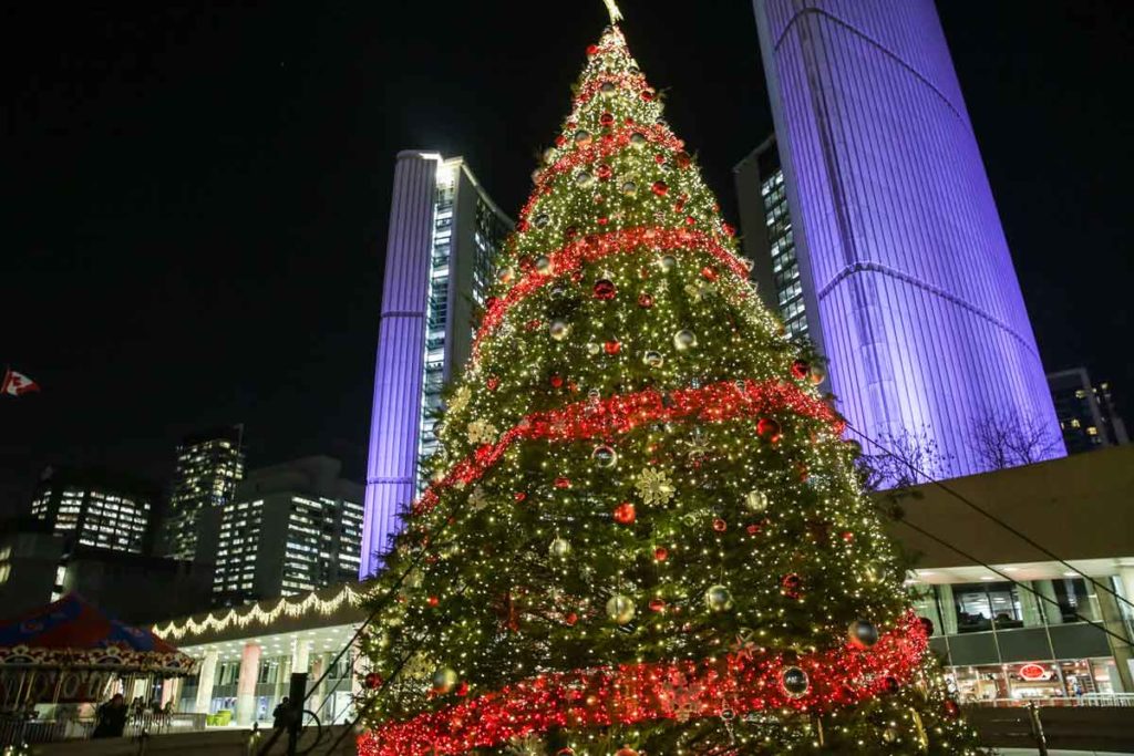 Riesiger pompös geschmückter Weihnachtsbaum in Toronto