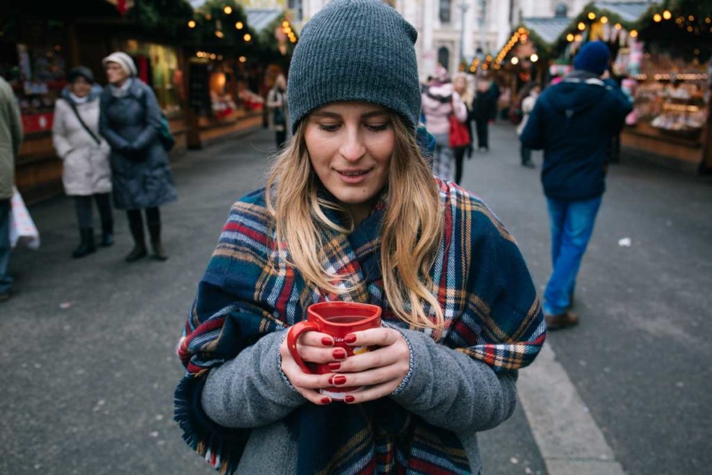 Junge Frau auf einem der schönsten Weihnachtsmärkte weltweit in Wien