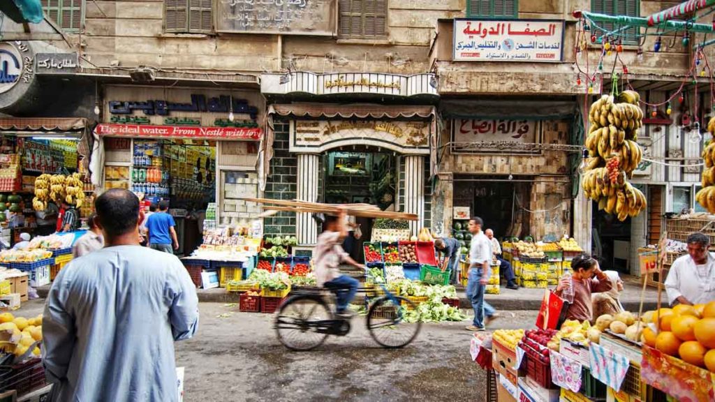 Bunte Fruchtstände in den aufregenden Straßen Kairos