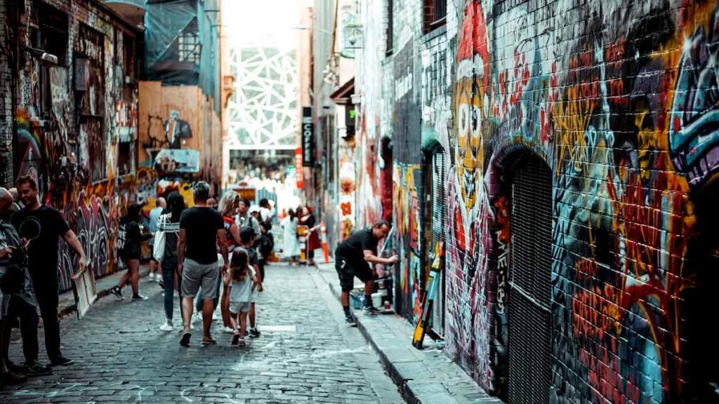 Kleine, künstlerisch gestaltete Gasse in Melbourne