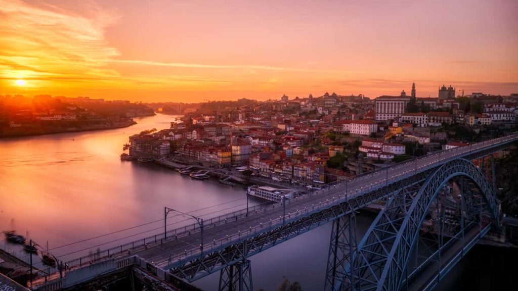 Dom Luis Brücke in Porto während des Sonnenuntergangs
