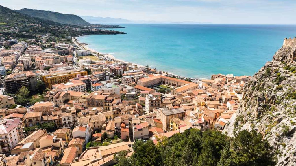 Blick auf die Küstenstadt Cefalù in Sizilien