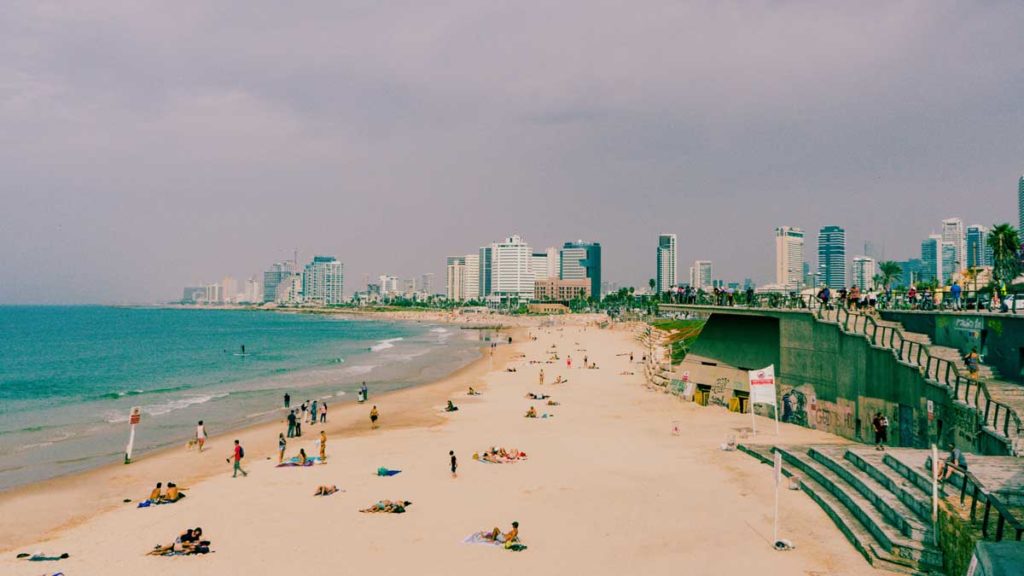 Blick auf den Strand von Tel Aviv und Skyline