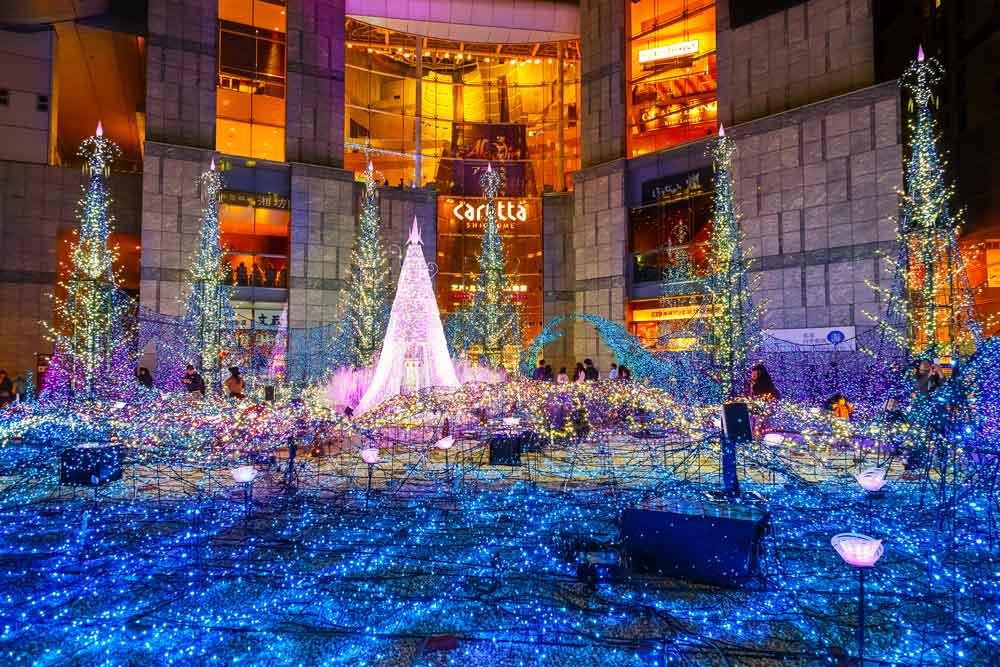 Tokio während der Weihnachtszeit mit Tausenden von LED-Lichtern