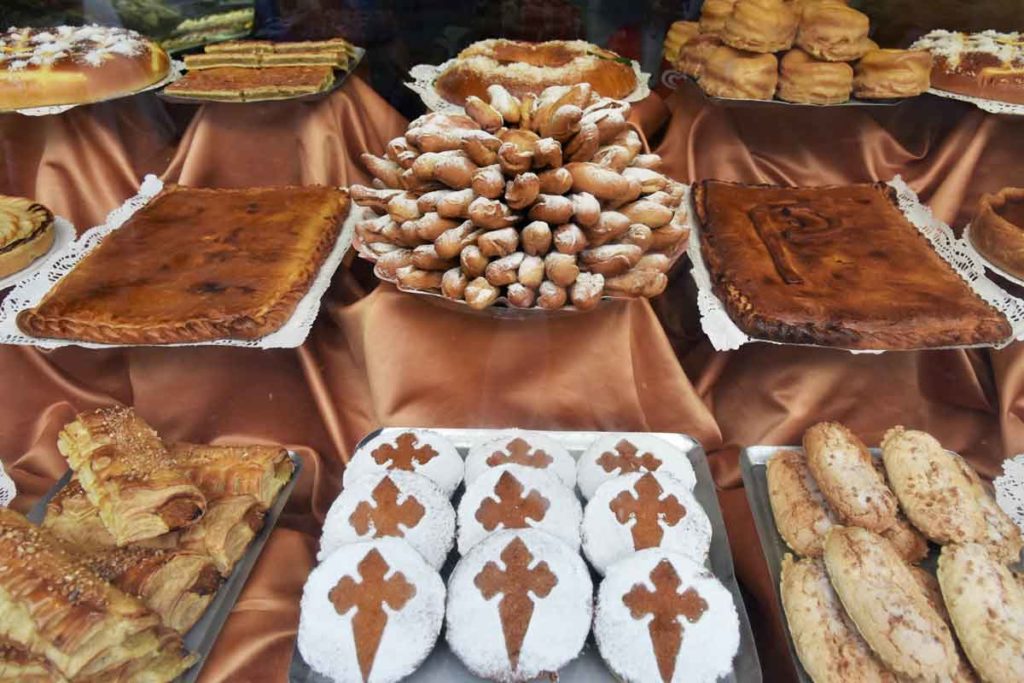 Auslage einer typischen Bäckerei mit Süßigkeiten in Santiago de Compostela