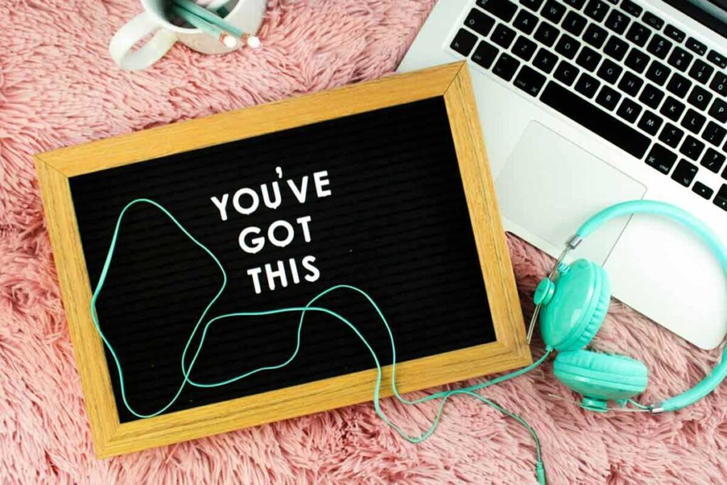 A chalkboard resting on a laptop says you've got this! 