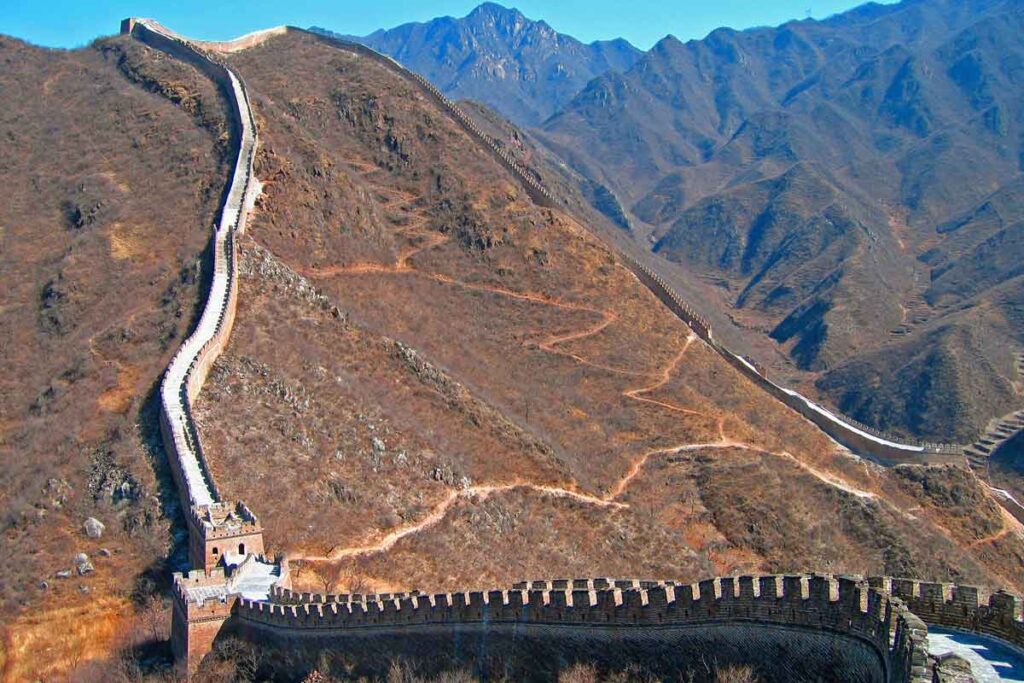 Die Chinesische Mauer unter blauem Himmel ist die perfekt Szene für diese Reisefilm