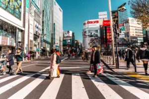 Eine belebten Straße in Tokyo ist der perfekten Ort für diese Reisefilm