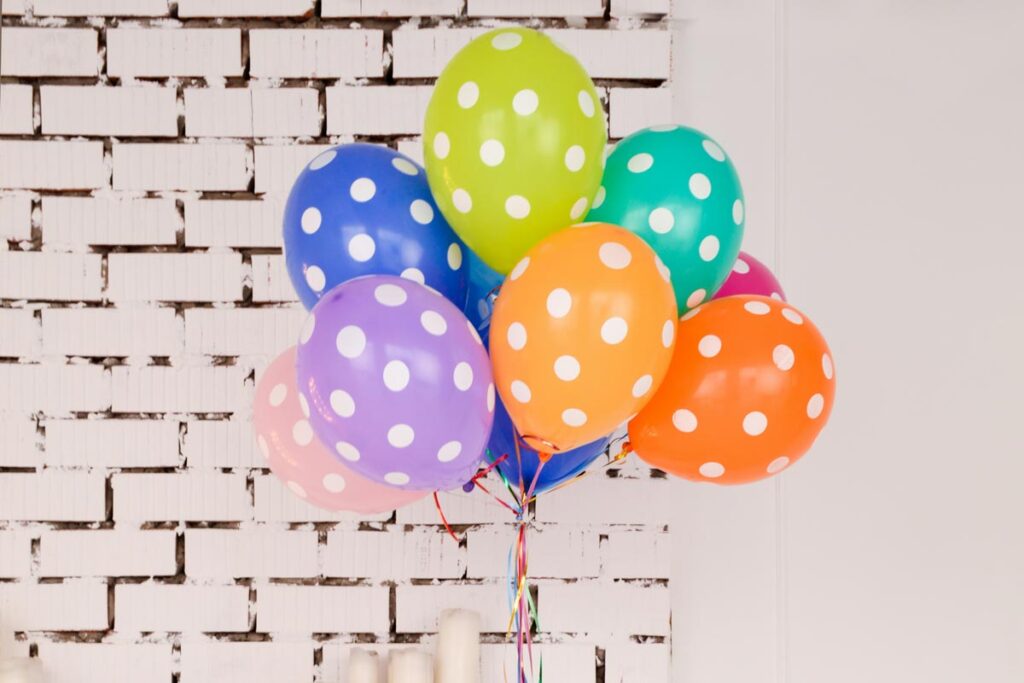 Bunte Balloons zum feiern das Geburtstag aus der Ferne