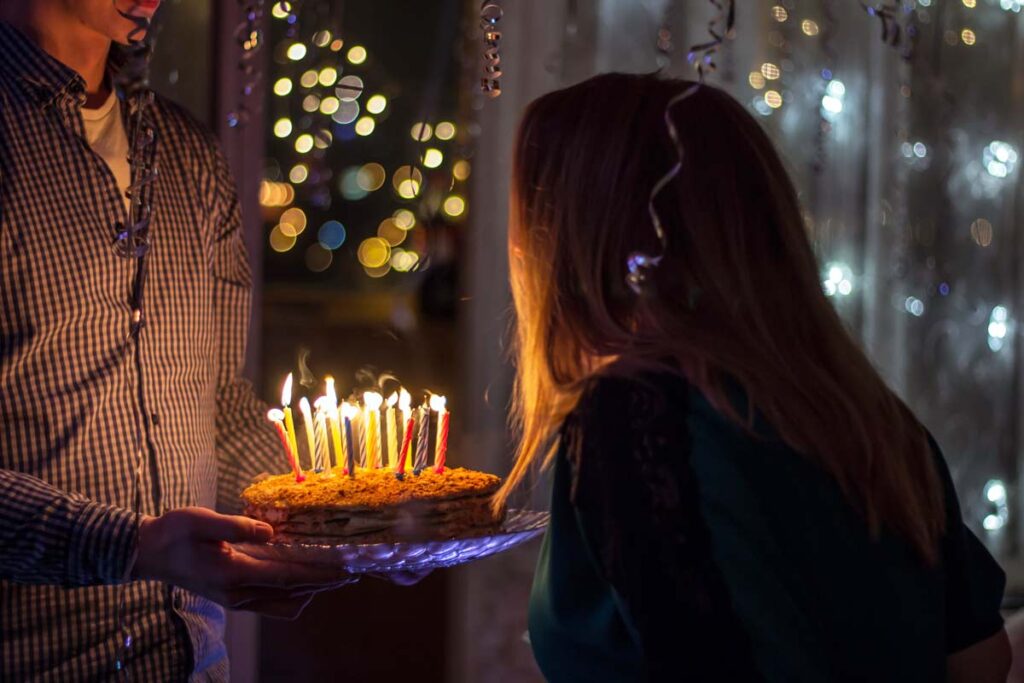 Eine Frau feiert ihr Geburtstag aus der Ferne mit Kuchen