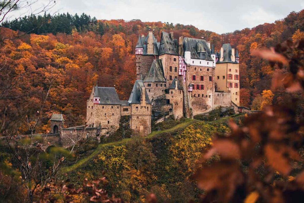 Ein Schloss auf dem Berg in Herbst
