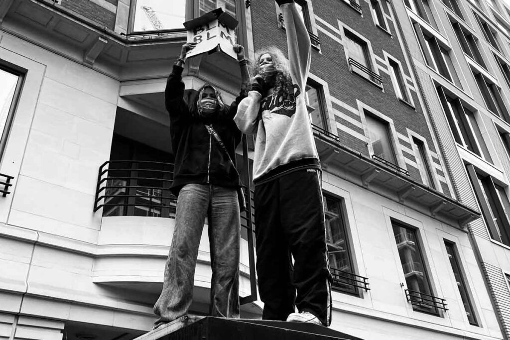 Zwei Demonstranten stehen zusammen auf das Dach