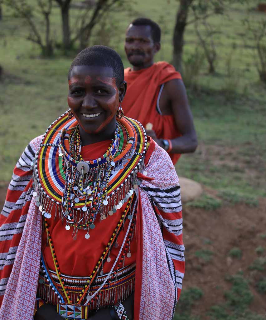 Eine Frau in bunte Stammeskleidung zeigt Afrika's Kultur