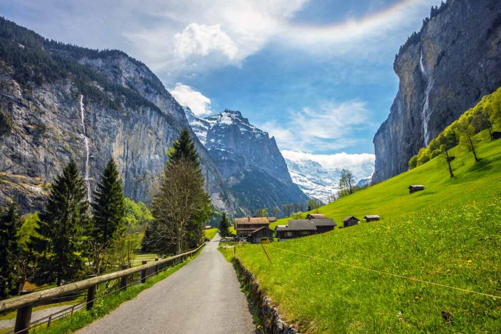 Ein Europa Roadtrip durch die Bergen in der Schweiz