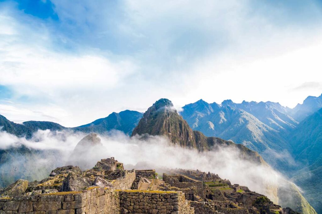 Machu Picchu in Südamerika durch Wolken gesehen