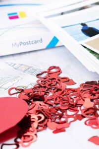 Rote Konfetti liegt bereit zum bestreuen