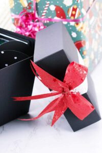 Äußere der Box wird mit ein schönen Farbband geschmückt