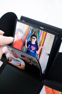 Bloggerin stöbert durch die Bilder in der Explosionsbox