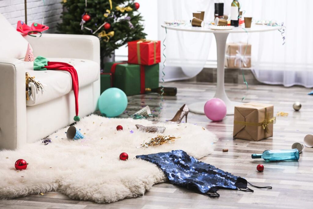 Ein chaotisches Zimmer nach einen Weihnachtsfeier ist ein lustige Ort für eine unserer Weihnachtsfoto-Ideen.