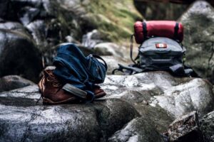 Zwei gut gepackten Zelten-Rucksäcke liegen im Natur