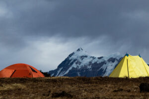 Zwei Zelten neben ein ander folgen diese Camping Hack, freundlich zu sein