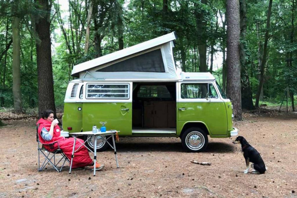 Campingblogs Ute von Bravebird sitz vor ihren Wohnmobil in einem Schlafsack zugedeckt