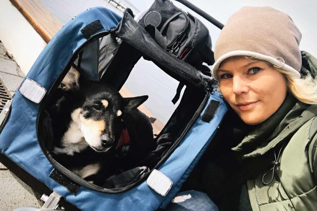 Campingblogger, Isa macht ein Selfie mit ihrem Hund