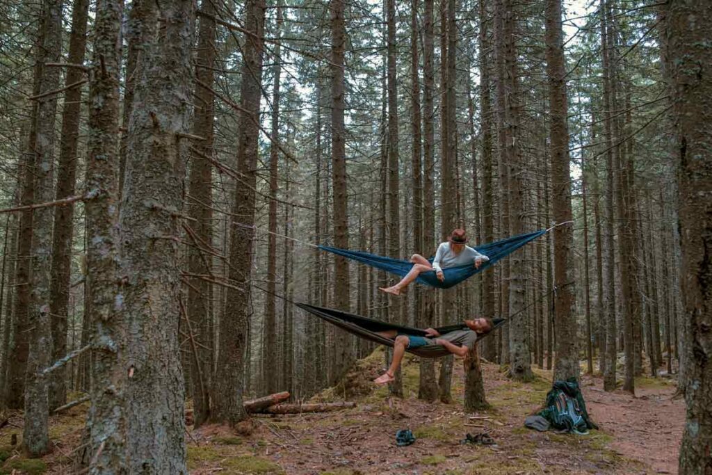Zwei Campingblogger liegen in Hänger im Wald