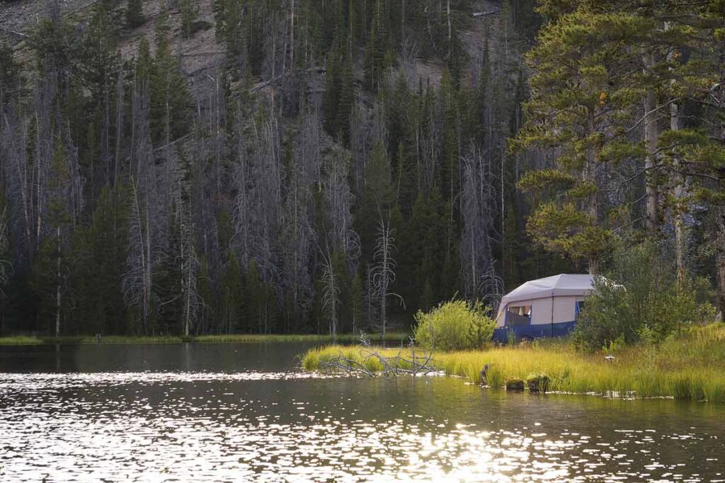 Der dritte Regel in Camping-Fotografie illustriert in diese Campingfoto mit Zelten auf die Berge