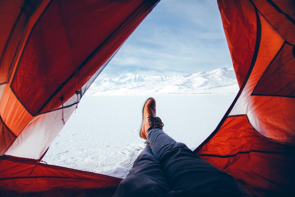 Tentporn Campingfoto mit ein Winterwunderland Szene aus ein Zelt