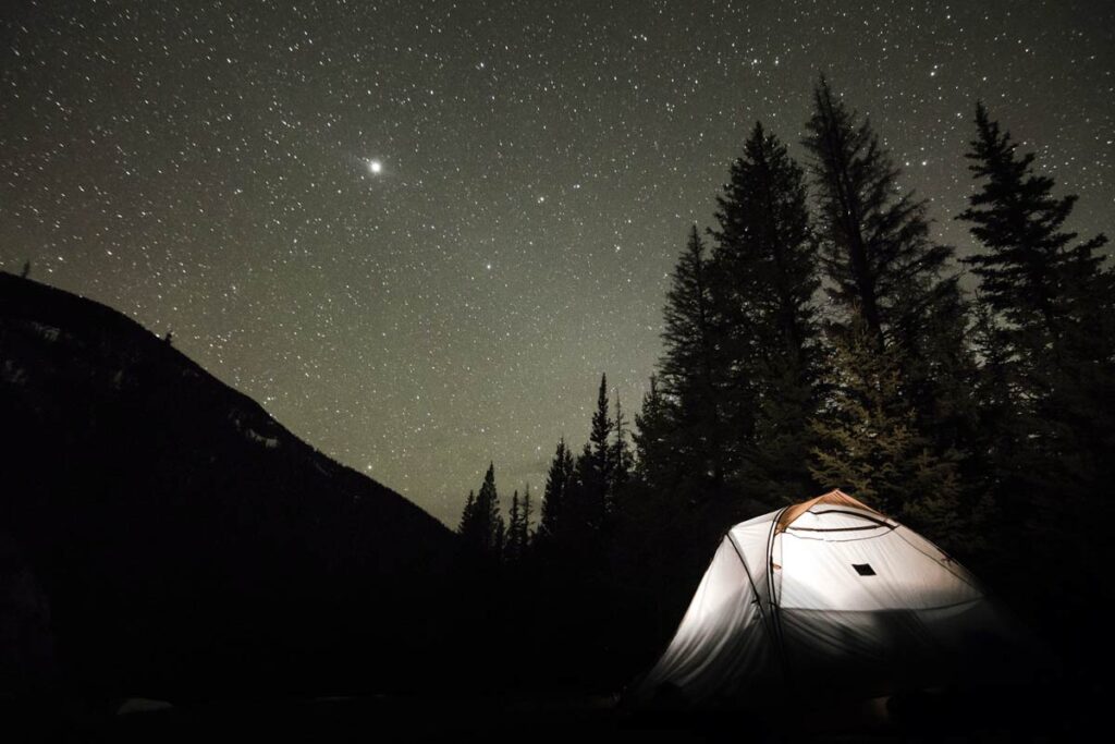 Campingfotos mit Licht im Zelt bei Nacht