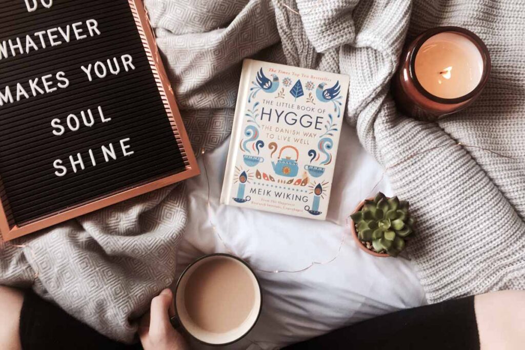 Ein Buche mit dem Wort 'Hygge' darauf - einer unseren schönen Wörter aus anderen Sprachen