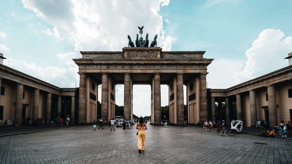 Brandenburger Tor in Berlin mit einer Frau während des Lockdowns