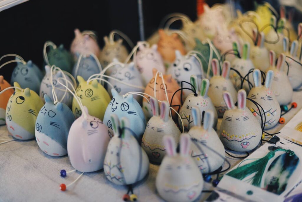 Selbstgemachete Osterdekorationen - bunte gemalten Eier