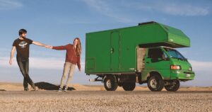 Blogger von top Campingblog Herr Lehmanns Weltreuse halten die Händer von der Wohnmobil